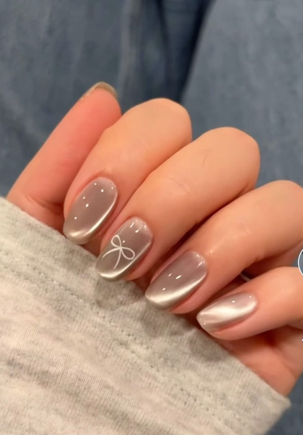 Chrome accent nails